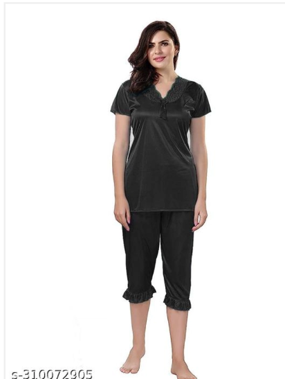 Women's black night suit: short-sleeve V-neck top and 3/4 pants with elastic hems